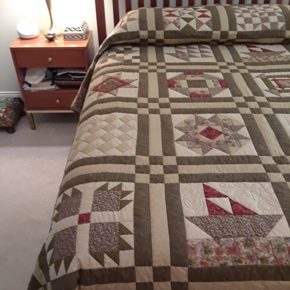 Authentic Hand-stitched Kutztown Amish Quilt - Queen Size - Picture 4 of 16